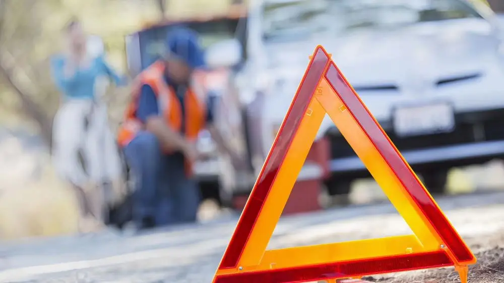 桐庐附近道路高速救援-汽车救援拖车脱困-搭电补胎换胎